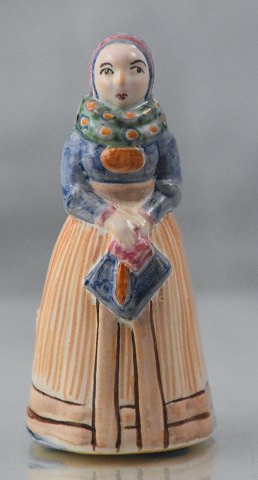 L. Hjort
Kvinde i lys egnsdragt
Keramik