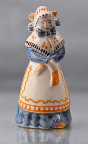 L. Hjort
Kvinde i blå egnsdragt
Keramik