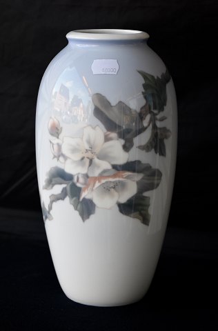 Royal Copenhagen.
Vase nr. 2629/2129, æblegren med blomster
