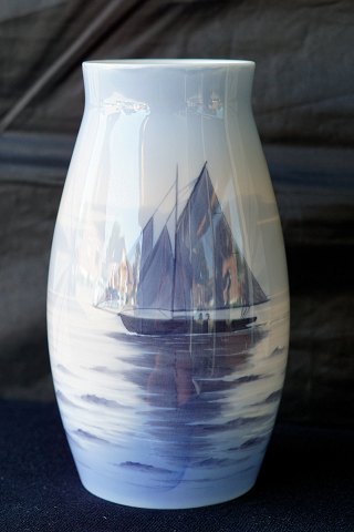 Bing & Grøndahl
Vase med sejlskiv
8550-247