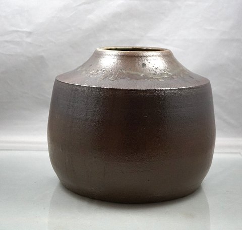 C. Moes keramik
Brun vase