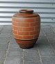 Dansk design
Gulvvase m/murstenmønster
Keramik