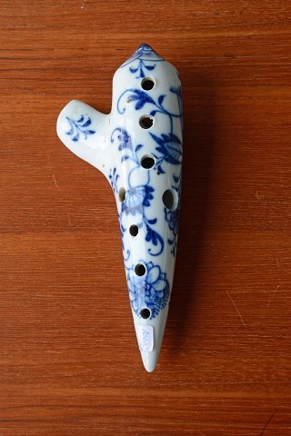 Ocarina i musselmalet porcelæn.