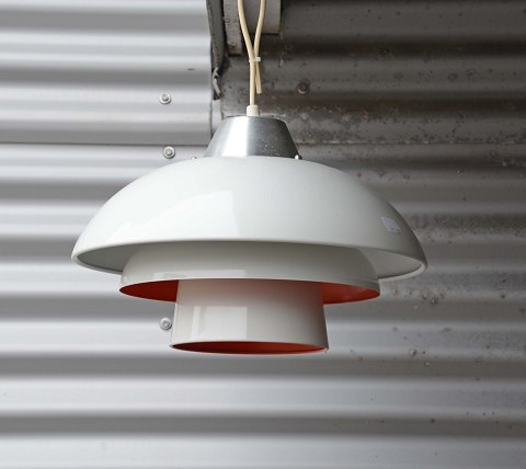 Loftslampe i metal i hvid og rød.