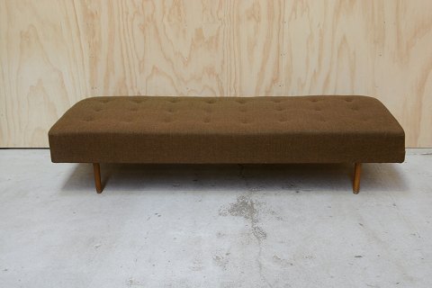 Daybed og  sofa i et møbel.