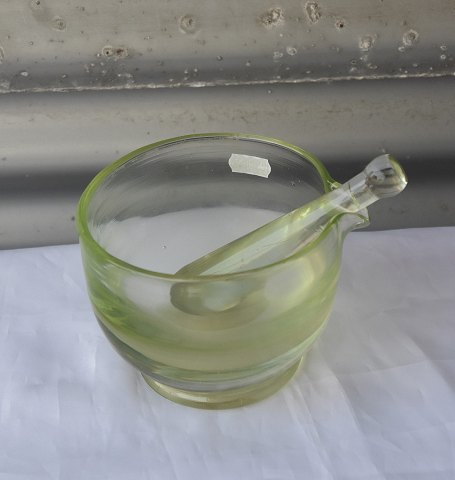 Morter med støderi sart grønt glas