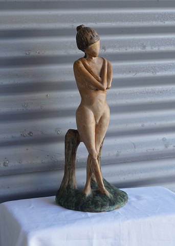 Ukendt design
Nøgen kvinde og træstub
Keramik
