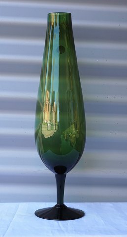 Grøn høj vase på fod
"Swedish art glass"
