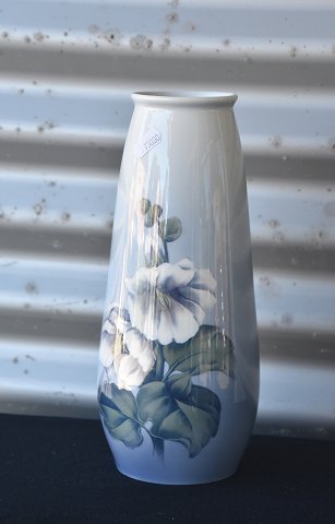 Royal Copenhagen
Vase nr. 2631/184 med blomstermotiv
