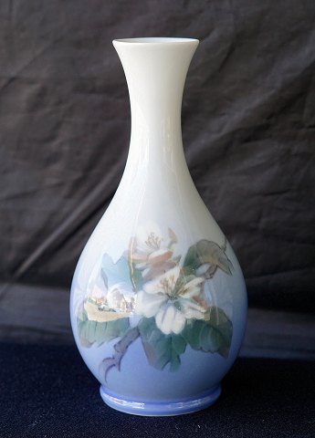 RC
53/51
Vase med hvide blomster
