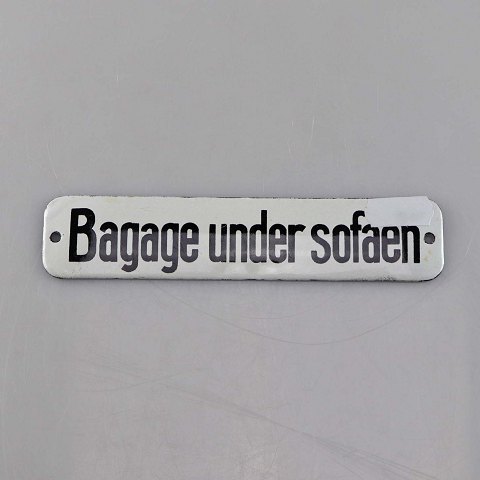 Emaljeskilt
Bagage under sofaen