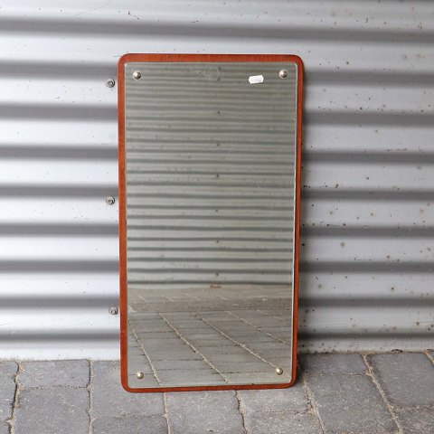 Dansk design spejl
I.N.B. 119
62 x 33 cm