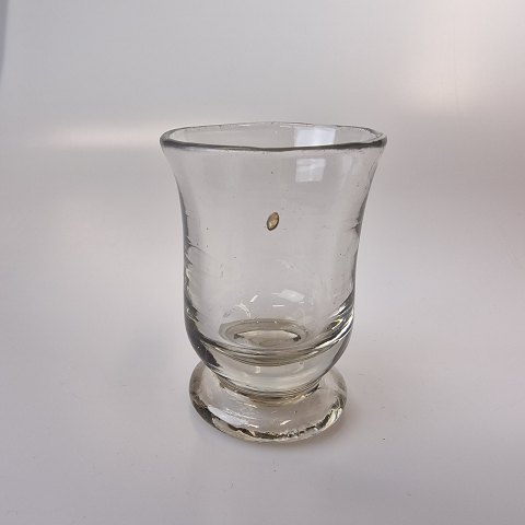Antik glas på fod
9,5 cm