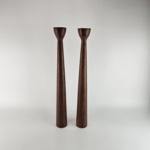 To lysestager i teak
42 cm