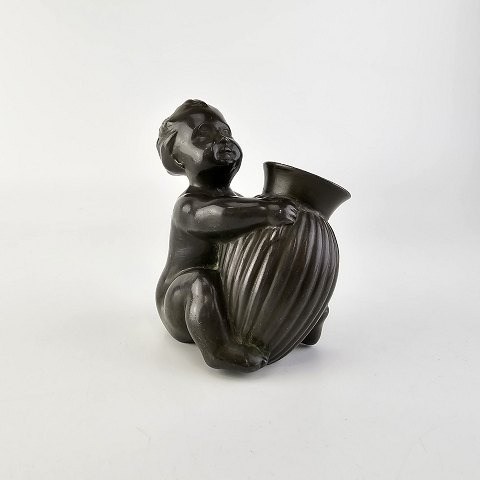 Just Andersen figur
Barn med vase
2096
