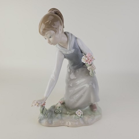 Llandro FigurPige plukker blomster20 cm