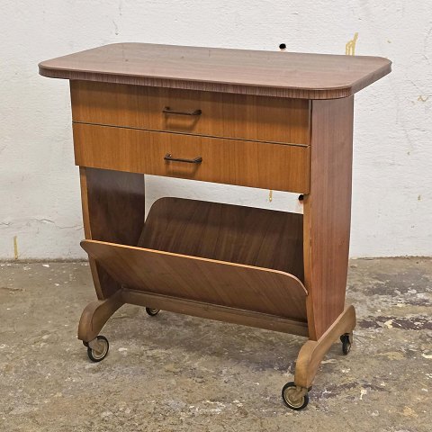 Avisbord med hjulteak58 cm