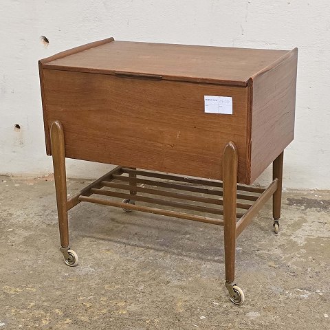Sybord med hyldeteak57,5 cm