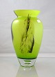 Grøn glas vase med sort mønster