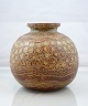 Unika vase i brun keramik
