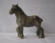 Stående grå/brun hest
Johgus Keramik