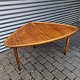 Assymmetrisk sofabord 
Teak og eg
