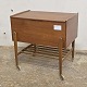 Sybord med hyldeteak57,5 cm