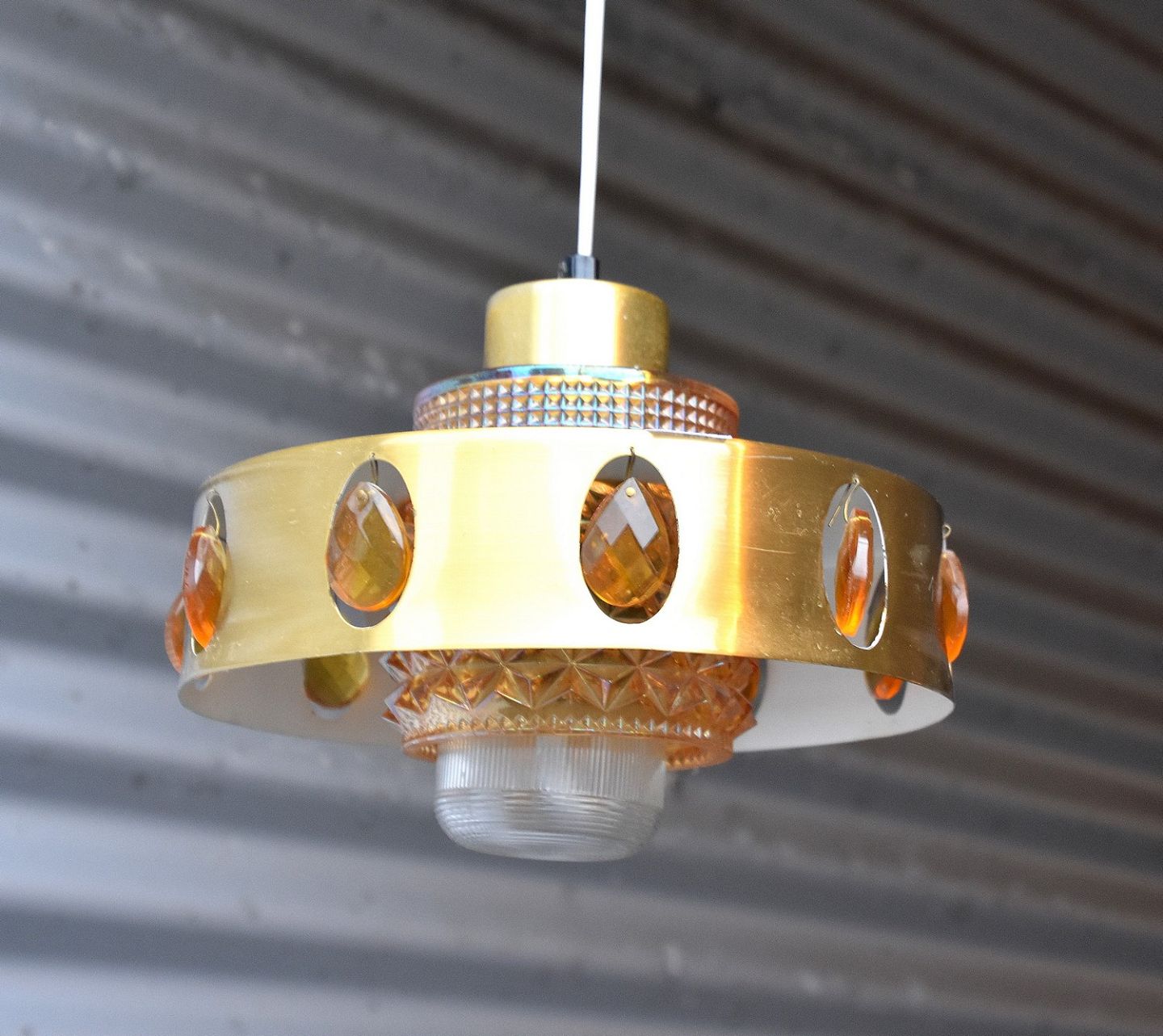 Kinnerup Antik & - Messing lampe med plastik og glas effekter
