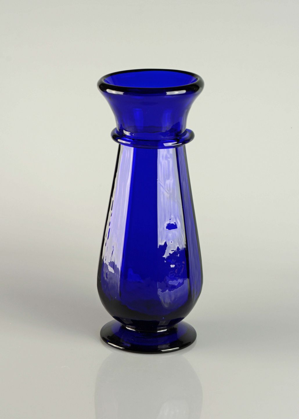 Rafflesia Arnoldi århundrede reservation Kinnerup Antik & Porcelæn - Dansk design * Blå kantet glasvase