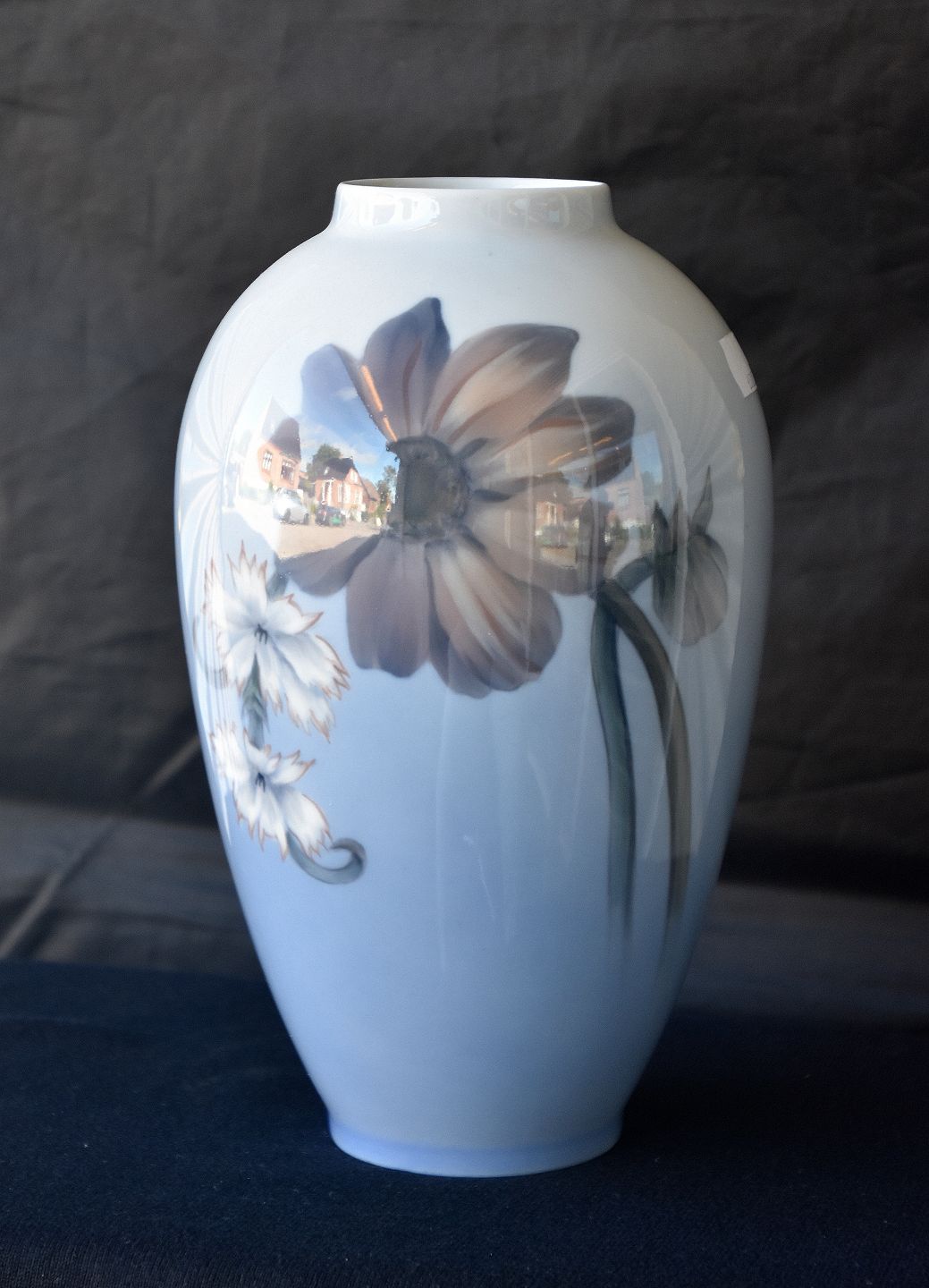 kabine billetpris Hav Kinnerup Antik & Porcelæn - Royal Copenhagen * * Vase nr. 2660/1099,  brunrøde og hvide blomster