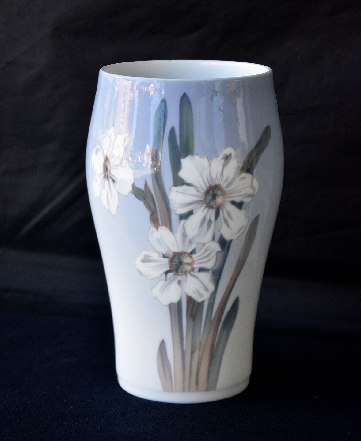Booth Shredded sprede Kinnerup Antik & Porcelæn - Royal Copenhagen * * Vase 2778/65A, hvide  pinseliljer