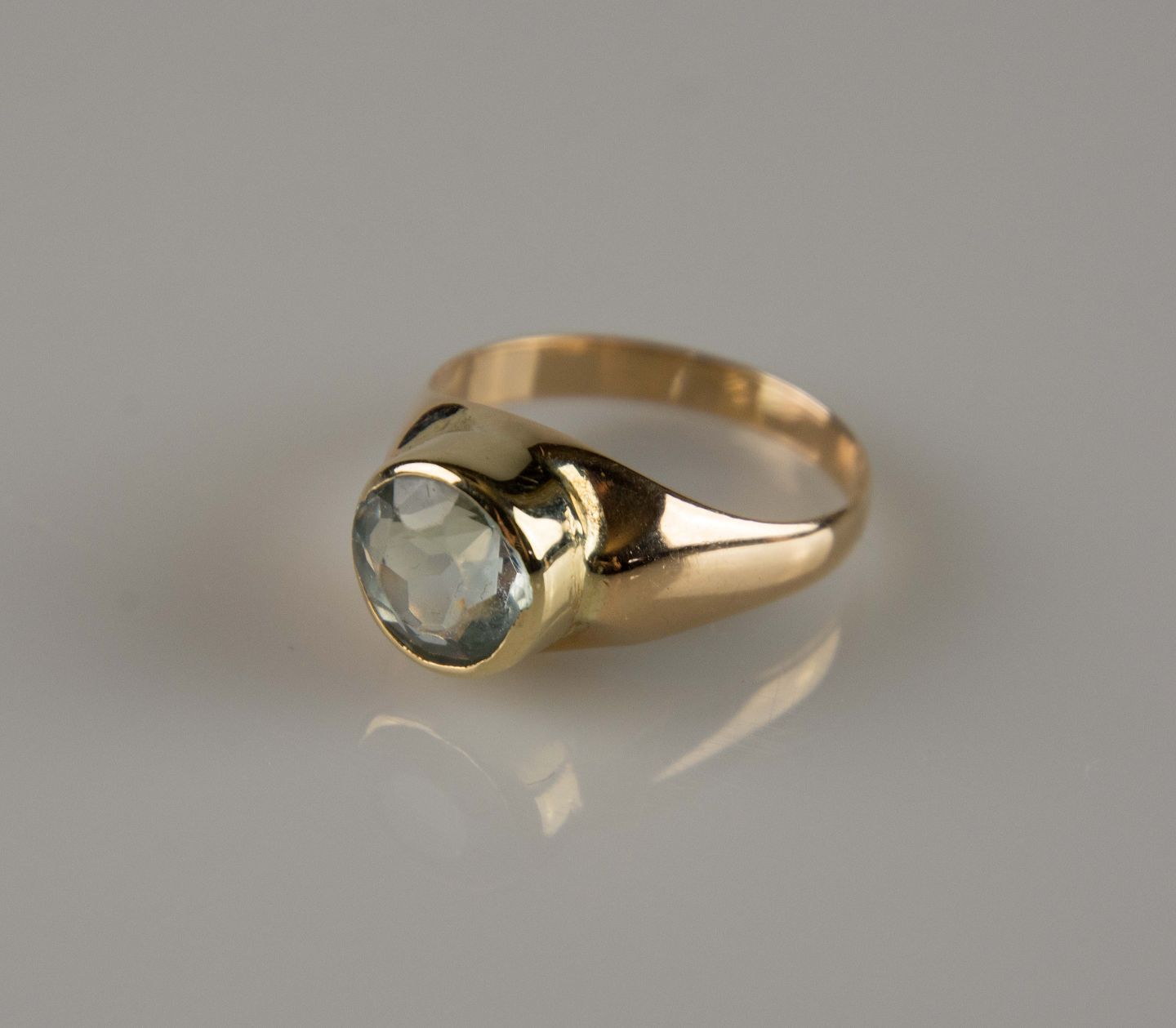 Kinnerup Antik & - Dansk design Guldring m/sten i 14K guld *