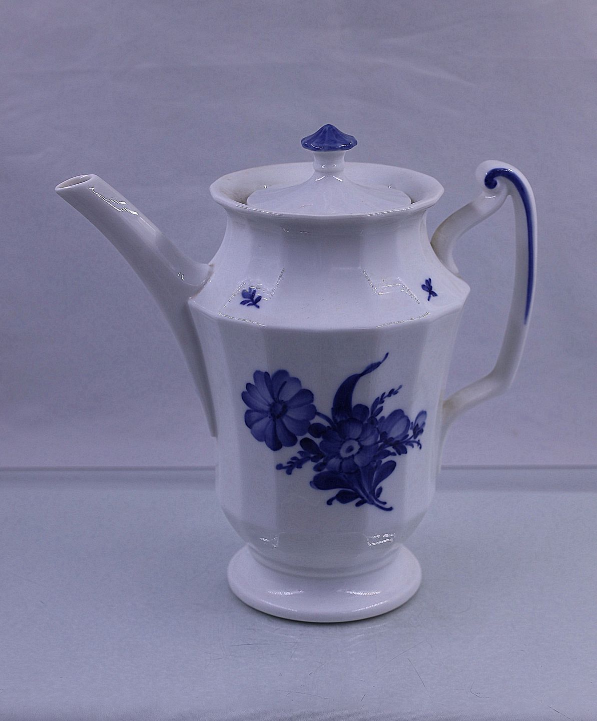 Antik & Porcelæn RC Blå Blomst kantede kaffekande. * 10/8502.
