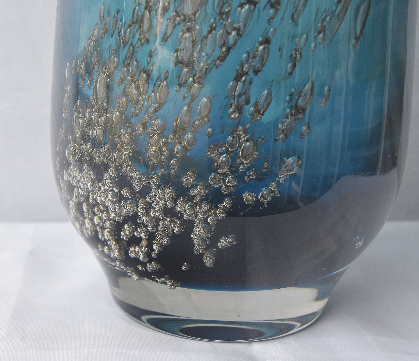 tilfredshed Sikker egoisme Kinnerup Antik & Porcelæn - Tung blå glasvase med luftbobler *
